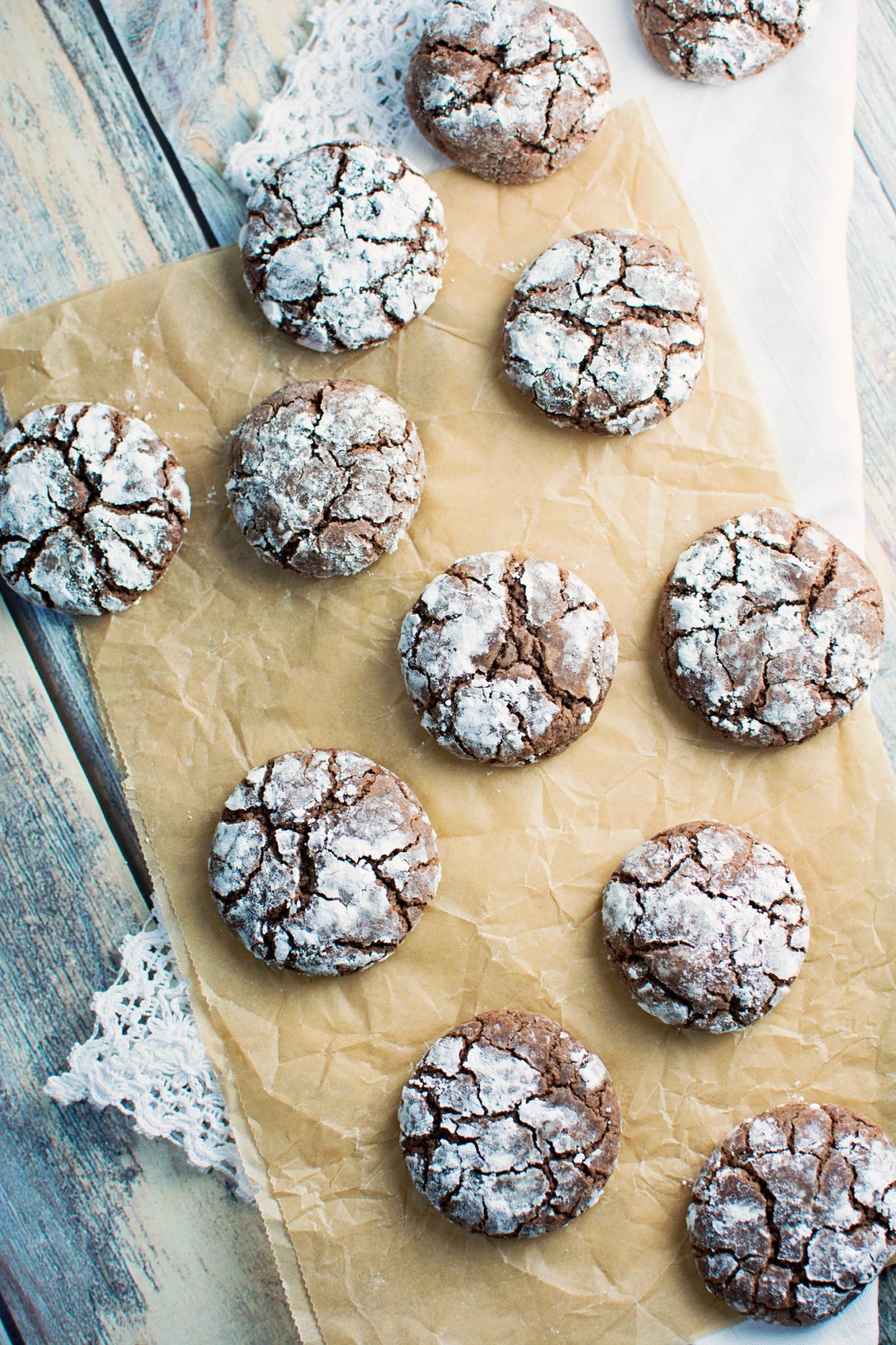 Chocolate Crinkle Cookies! Great anytime, to give as a gift from the kitchen or just because. Recipe @LittleFiggyFood