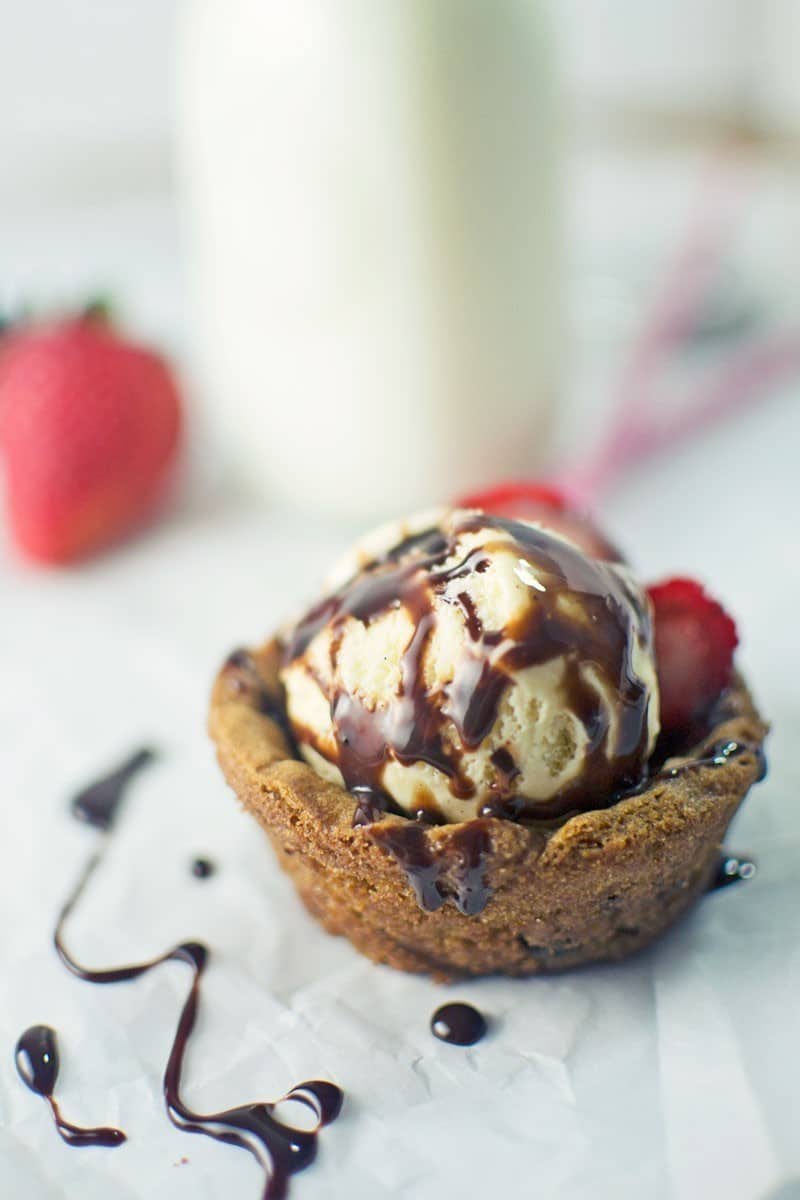 Enjoy these easy to make Cookie Sundaes are a great way to wind down your summer and get back to school - Recipe @LittleFiggyFood