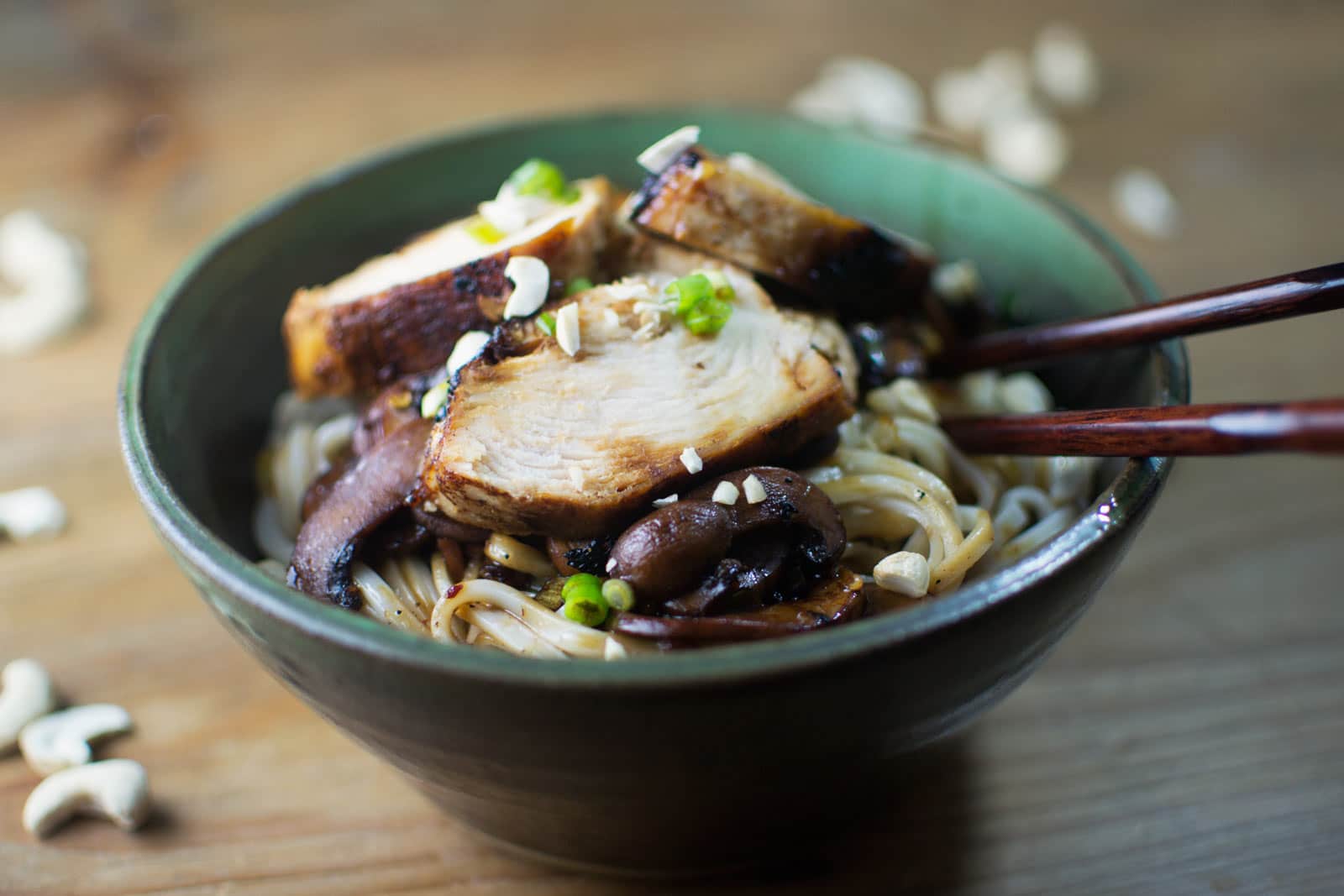 Ginger Chicken Noodle Bowl - #HealthyFoods - @LittleFiggyFood