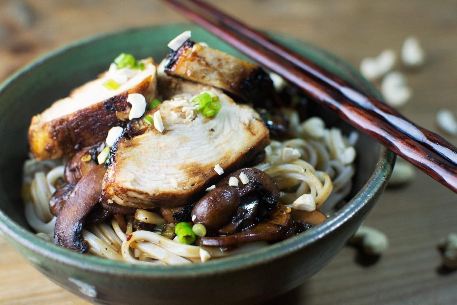 Ginger Chicken Noodle Bowl - #HealthyFoods - @LittleFiggyFood