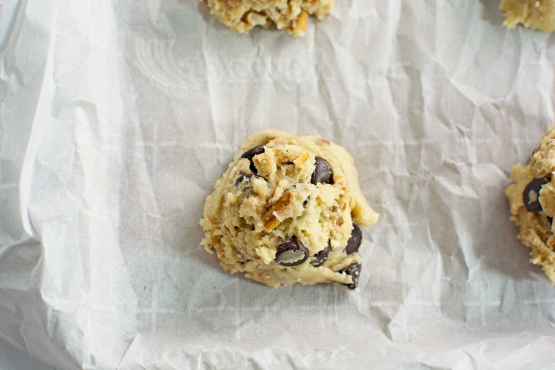 Enjoy a tall glass of cold milk with these tasty treats, Chocolate Chip Pretzel Cookies! Recipe @LittleFiggyFood