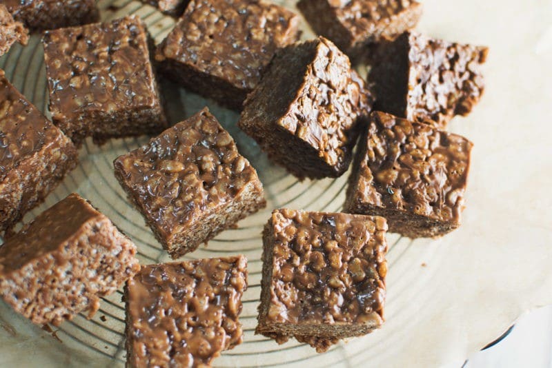 Only a few ingredients and you can enjoy these Chocolate Caramel Rice Crispy Treats! Great for parties and taste so good. Recipe @LittleFiggyFood