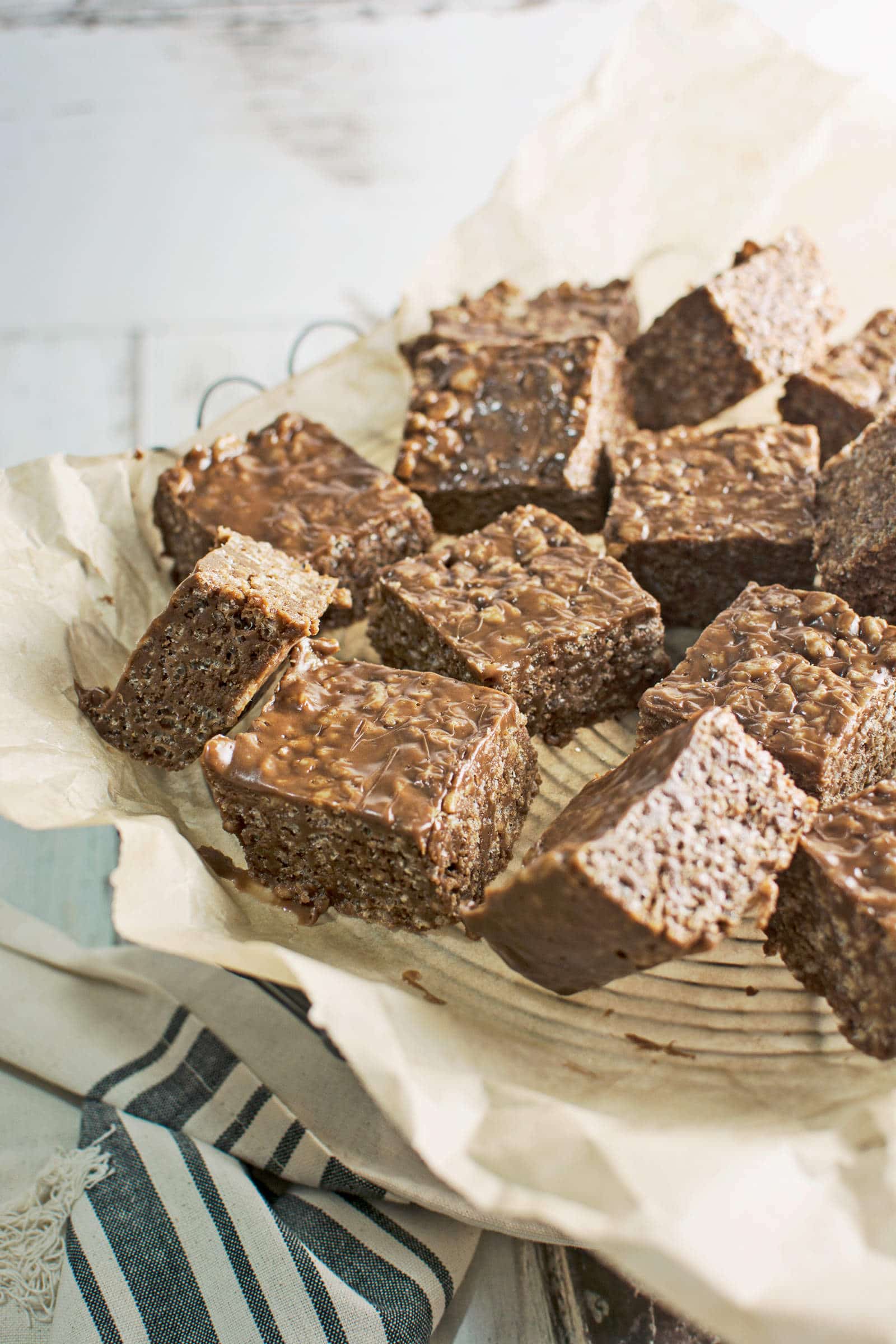 Only a few ingredients and you can enjoy these Chocolate Caramel Rice Crispy Treats! Great for parties and taste so good. Recipe @LittleFiggyFood