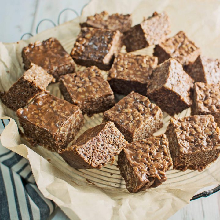 Only a few ingredients and you can enjoy these Chocolate Caramel Rice Crispy Treats! Great for parties and taste so good. Recipe @LittleFiggyFood