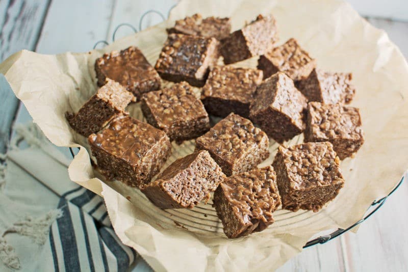 Only a few ingredients and you can enjoy these Chocolate Caramel Rice Crispy Treats! Great for parties and taste so good. Recipe @LittleFiggyFood