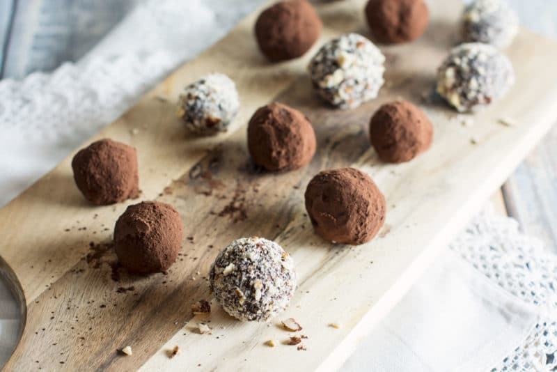 Oh so decadent Dark Chocolate Truffles! No SUGAR and only 3 ingredients to make the base, they are pure indulgence. Get the recipe @LittleFiggyFood