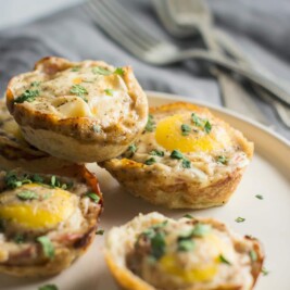 Enjoy these Croque Madame inspired Breakfast Bites for breakfast, lunch or dinner! Recipe @LittleFiggyFood