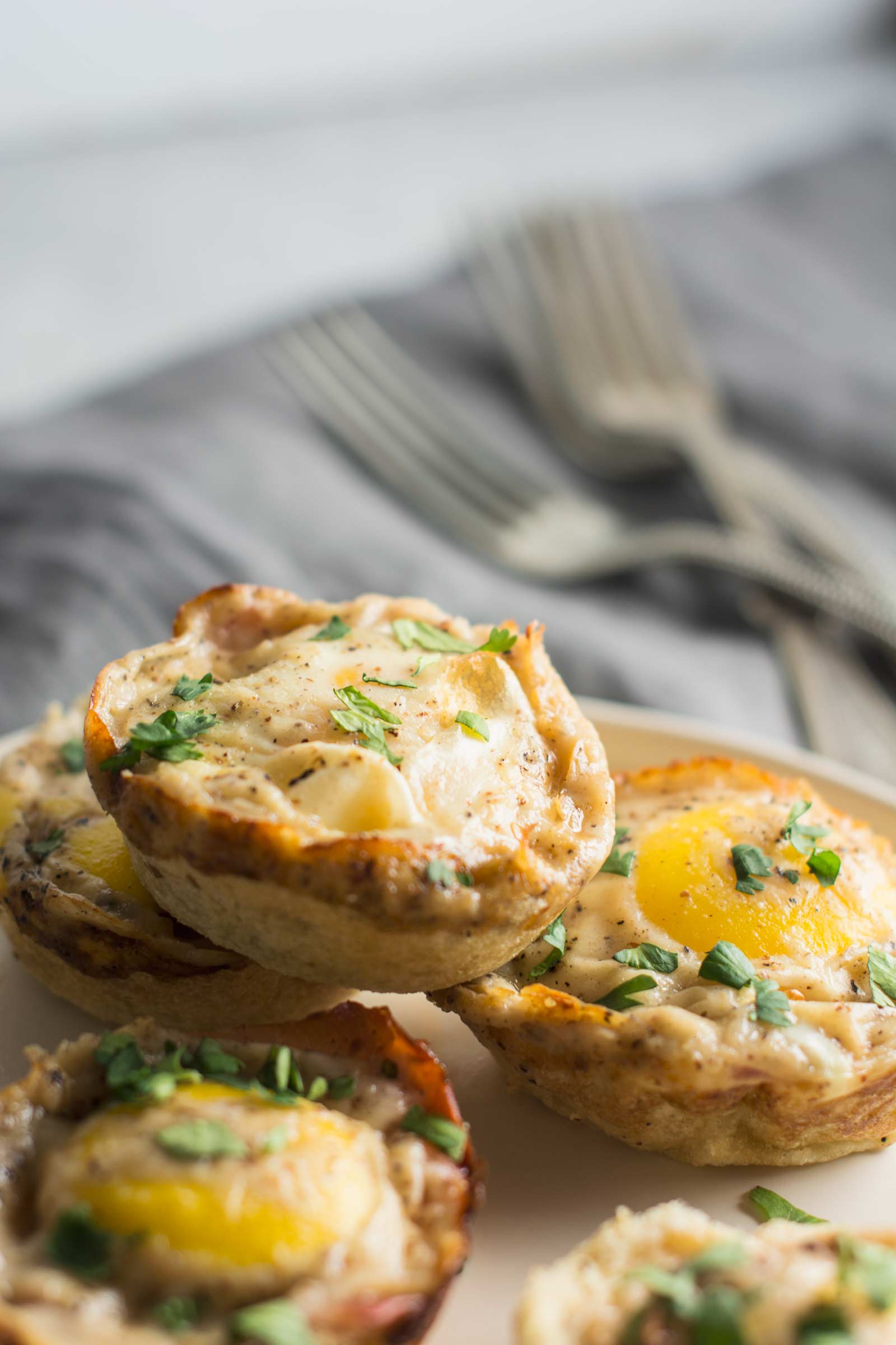 Enjoy these Croque Madame inspired Breakfast Bites for breakfast, lunch or dinner! Recipe @LittleFiggyFood