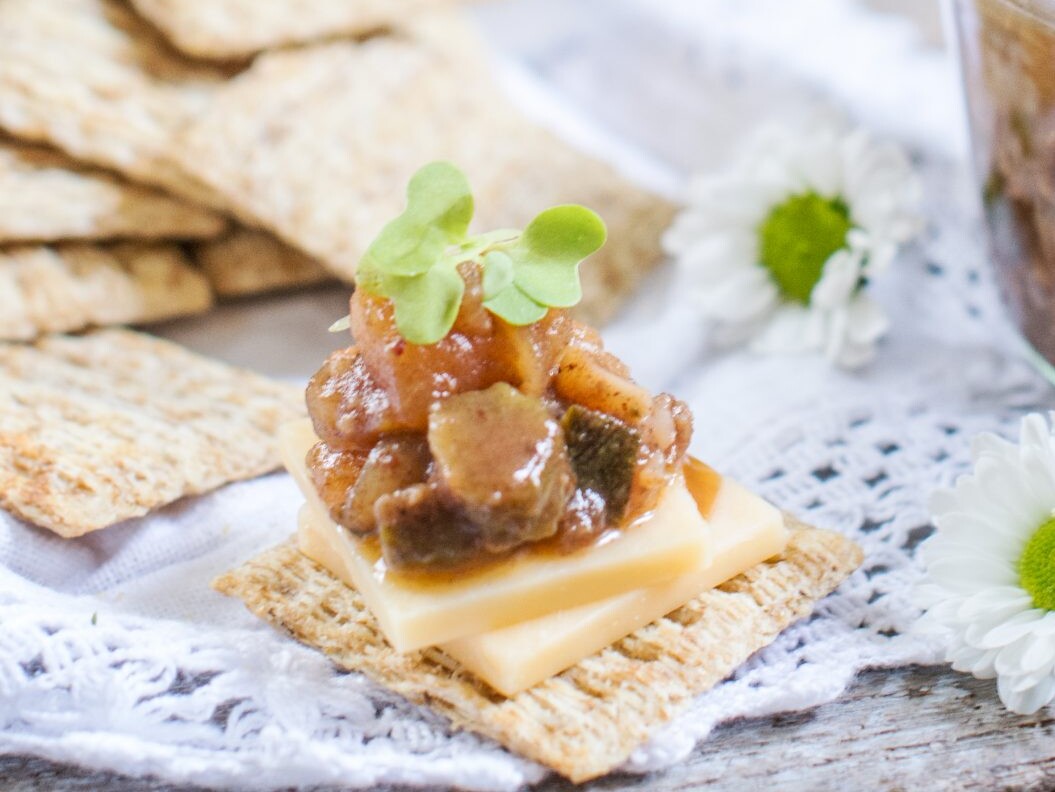 Cheese and chutney on crackers with flowers