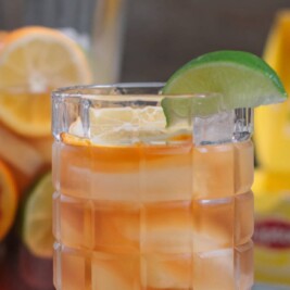 Iced tea with lemon and lime garnish