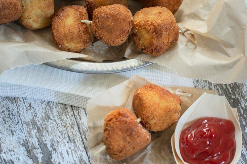 Serving vegetable snacks with ketchup