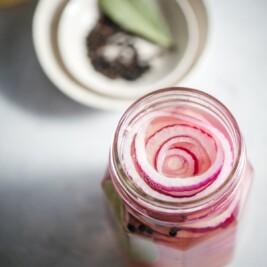 Ring so onions in jar